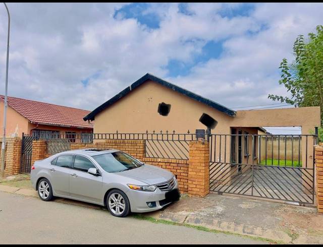 3 BEDROOM HOUSE FOR SALE IN PROTEA GLEN